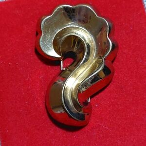 MONET vintage fur clip in goldtone